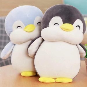 Poupée en peluche pingouin heureux et potelé