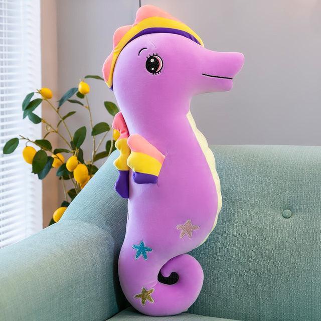 Cute-Soft-Colorful-Seahorse-Doll-Kids-Sleep-Pillow-Stuffed-Plush-Toys-Baby-Birthday-Gift-Christmas-Gifts.jpg_640x640_f823db9f-2efb-4aed-8d27-36f16c3556ea.jpg - PELUCHE POUPEE