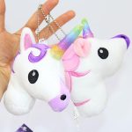 Porte-clés en peluche licorne arc-en-ciel