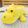 Grand dinosaure en peluche aux yeux de cœur